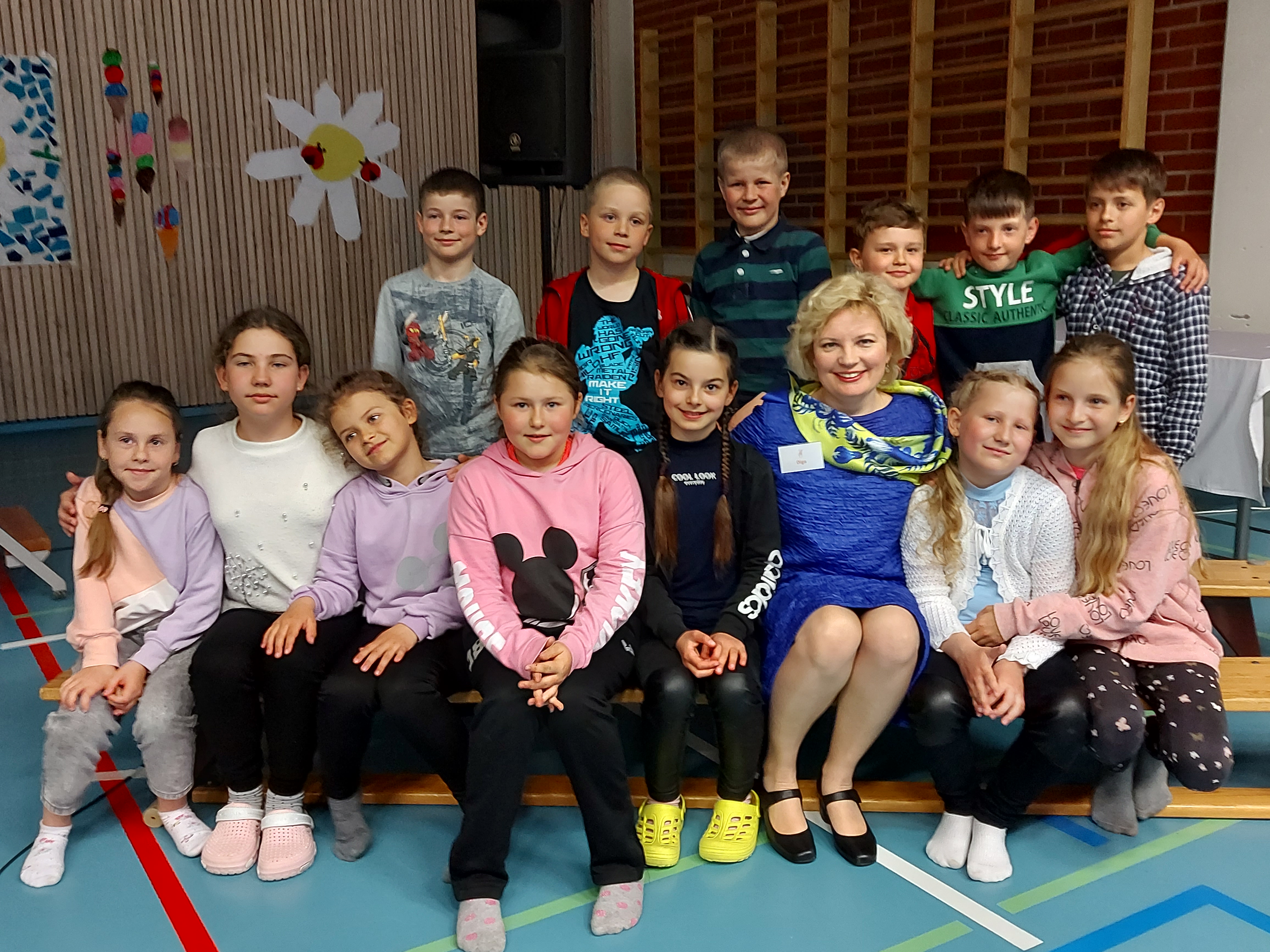 Ukrainan suurlähettiläs Olga Dibrova puolisoineen tapasi ukrainalaisia  lapsia Karvetin koulussa | Naantali