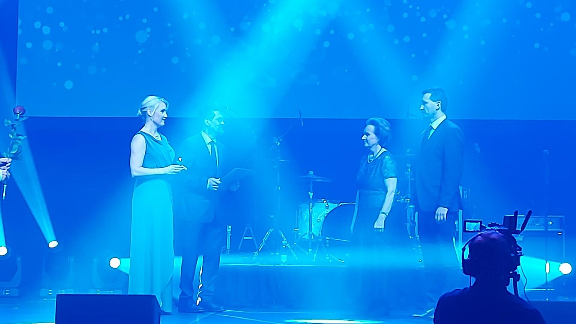 Lavalla luovuttamassa palkintoa Laura Leppänen ja Lassi Lähteenmäki, vastaanottamassa Tonesterin Ulla Tuominen ja Denis Matvienko.