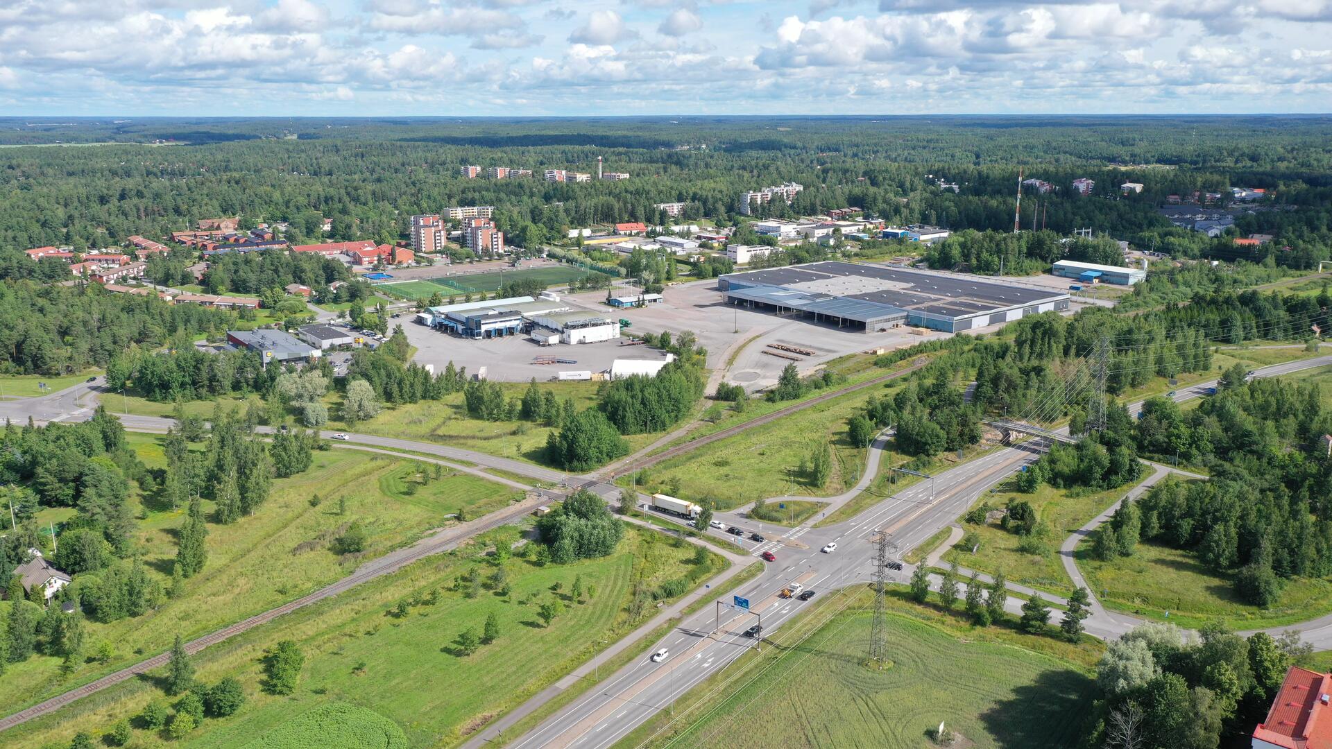 Armonlaaksontien vasemmalla puolella näkyy Rautakadun asemakaava-alue, jossa mm. Lidlin kiinteistö sekä Transmarin logistiikkakeskus.
