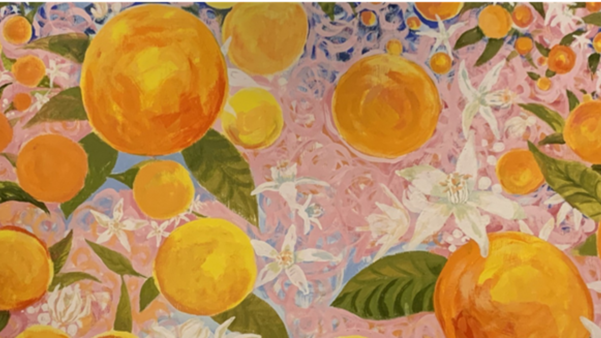 vaaleanpunaiselle taustalle maalattu oransseja appelsiineja ja valkoisia kukkia