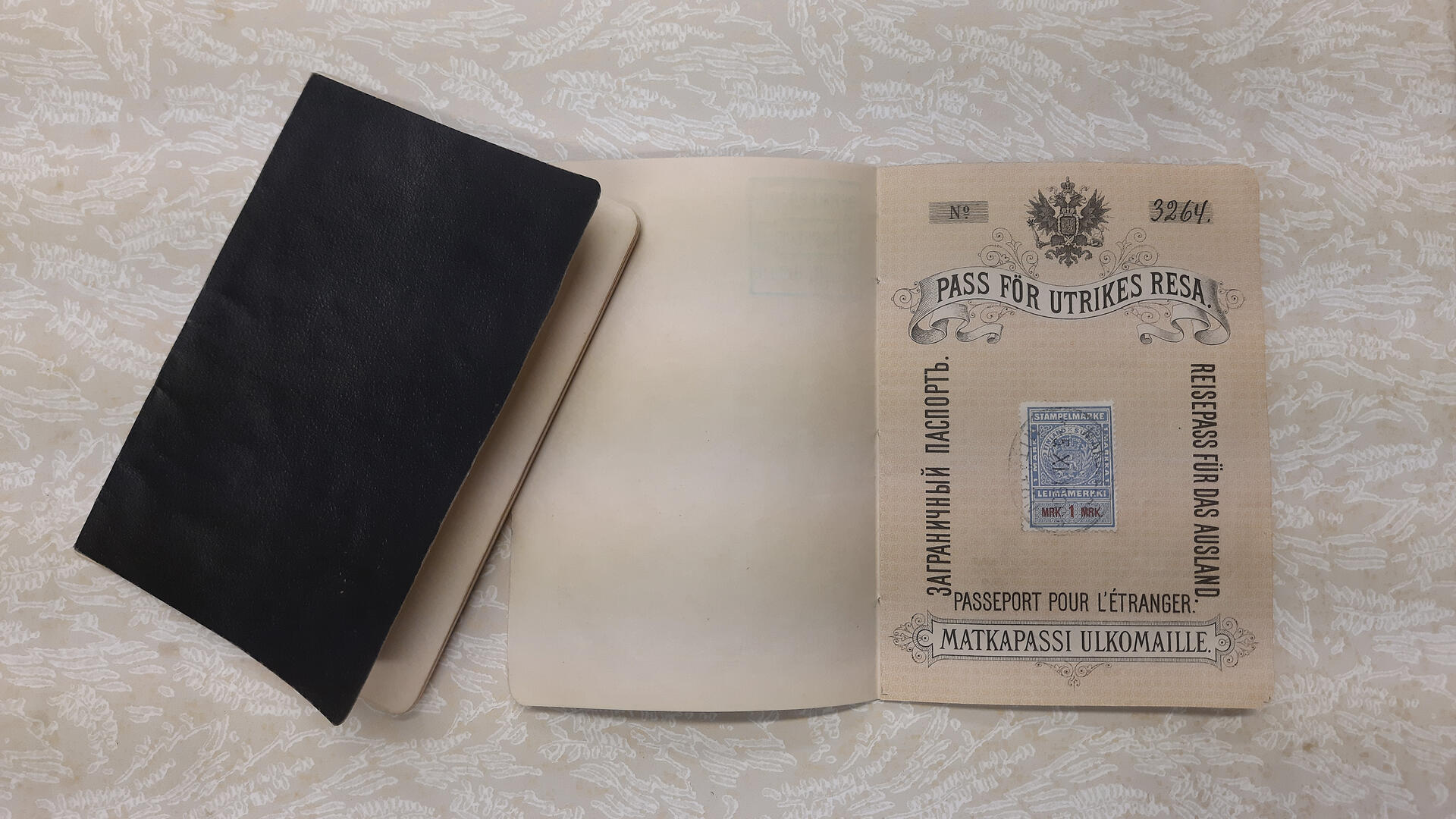 Kaksi vanhaa passia, toinen mustakantinen ja toinen avoinna niin että teksti näkyy