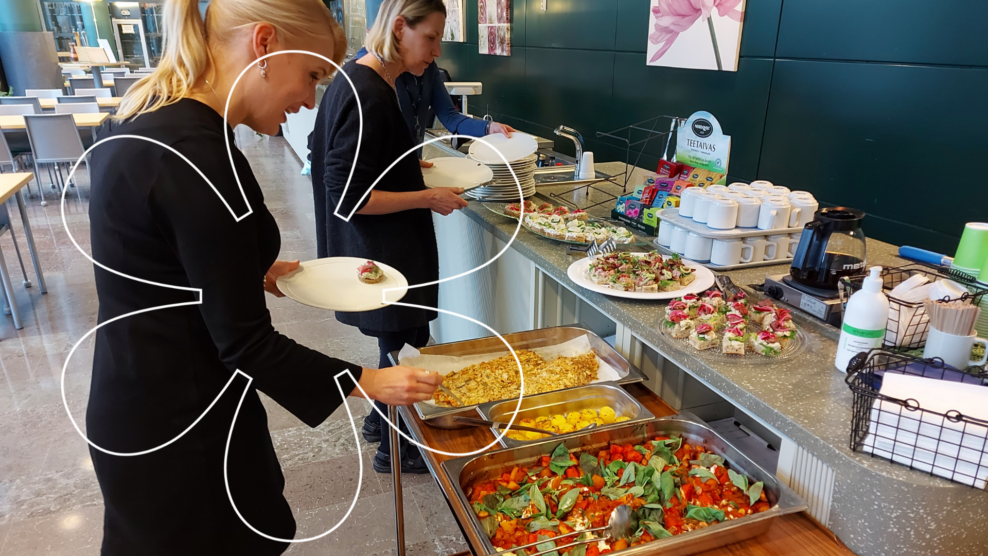 Kaupunginjohtaja Laura Leppänen ottamassa linjaston päähän aseteltuja ruokia lautaselle, taustalla muita henkilöitä ottamassa ruokaa. Kuvan päällä Onnellinen aurinko -elementti.