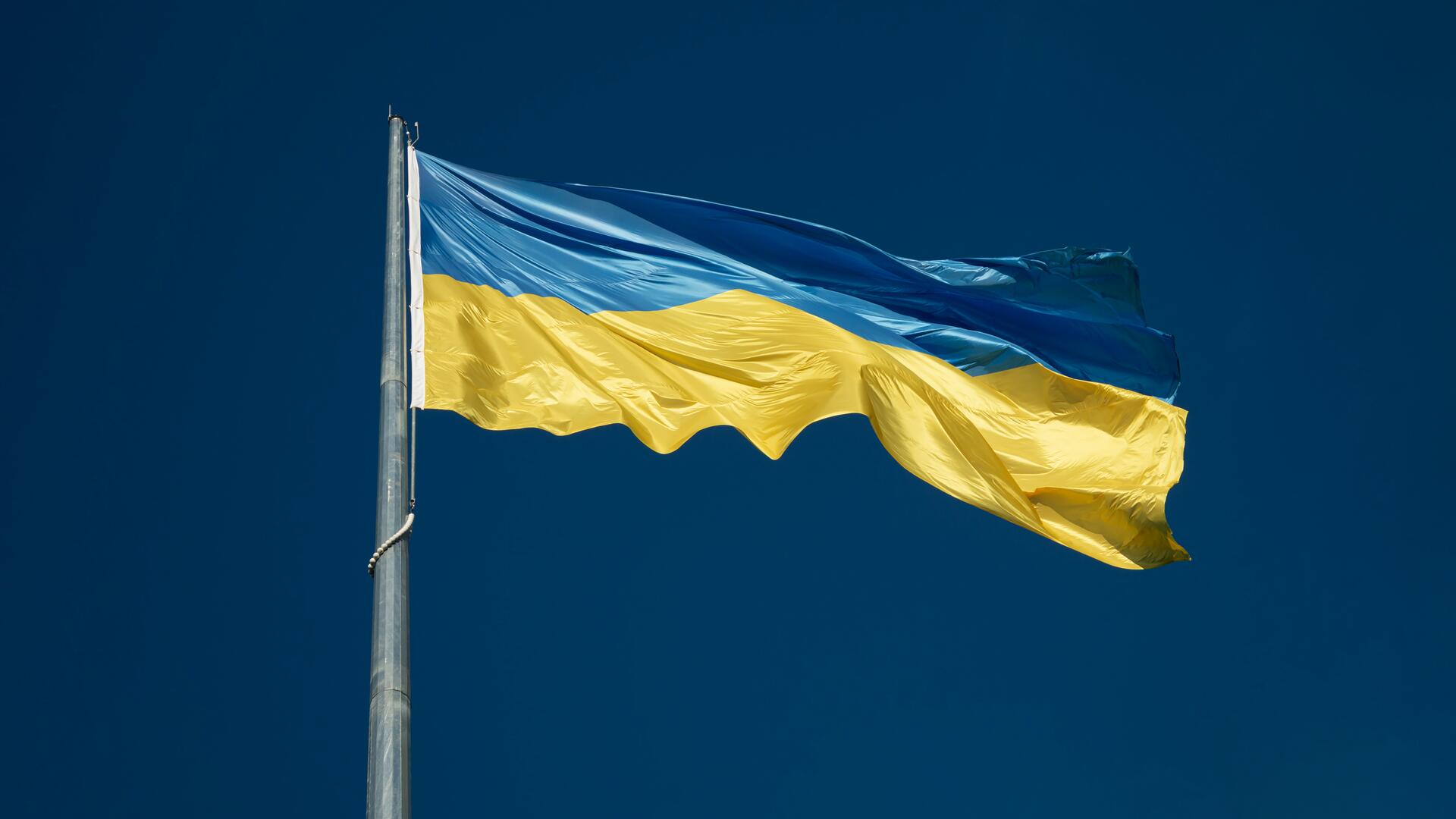 Ukrainen sini-keltainen lippu liehuu salossa.