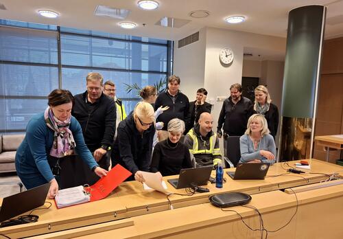 Lounais24-valmiusharjoitukseen osallistuneet Naantalin kaupungin työntekijät: Harjoittelussa mukana vas. Heli Lähteenmäki, Kimmo Kuusimäki, Rami Pirkola, Laura Leppänen, Jessica Ålgars, Leena Palmulaakso-Nylund, Mika Hirvi, Irmeli Niittymäki, Jarno Ala-Kokko, Pekka Alm, Tiina Rinne-Kylänpää ja Riitta Luotio. Kuvasta puuttuu Reima Ojala.